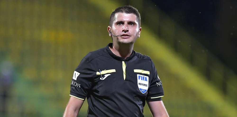 Andrei Chivulete, arbitrul care a oprit meciul Sepsi - FCU Craiova. FOTO: Arhiva Adevărul