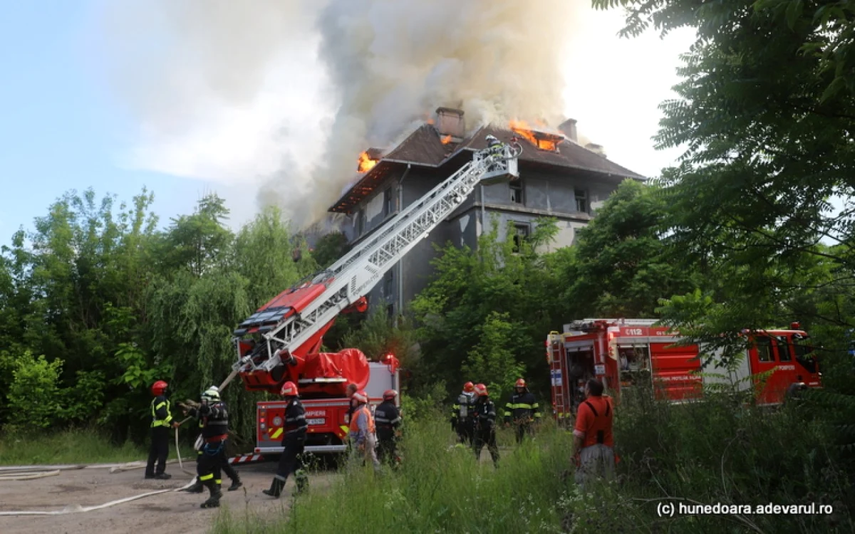 Incendiu la fosta școală de ucenici. Foto: Daniel Guță ADEVĂRUL