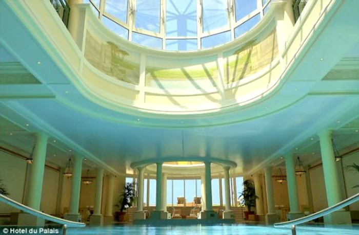 Hotelul are două piscine mari și un centru spa