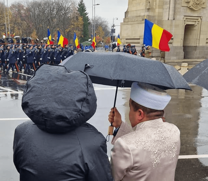  Imaginea toleranței de 1 Decembrie: muftiul ține umbrela rabinului