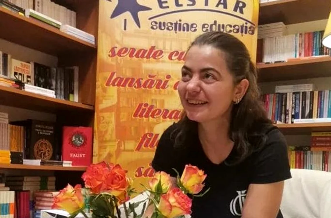 Cristina Dinu se simte  cel mai bine în lumea  cărţilor, sursa  inspiraţiei sale