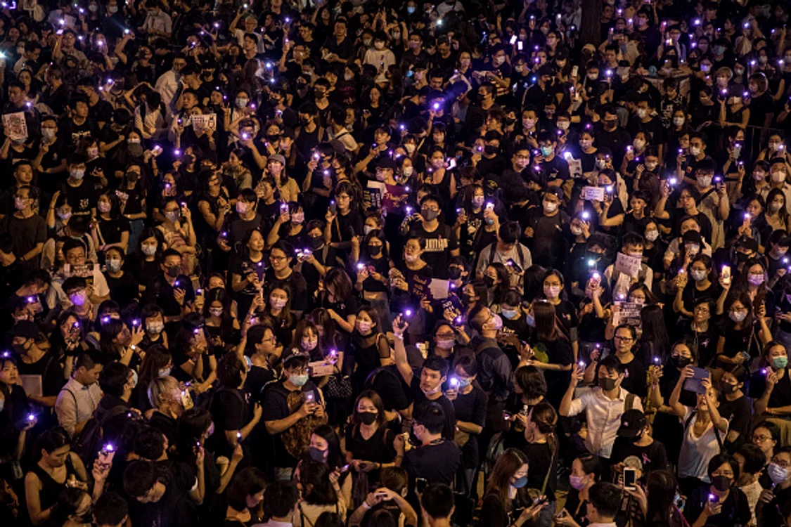 Zeci de mii de oameni au ieșit pe străzile din Hong Kong 