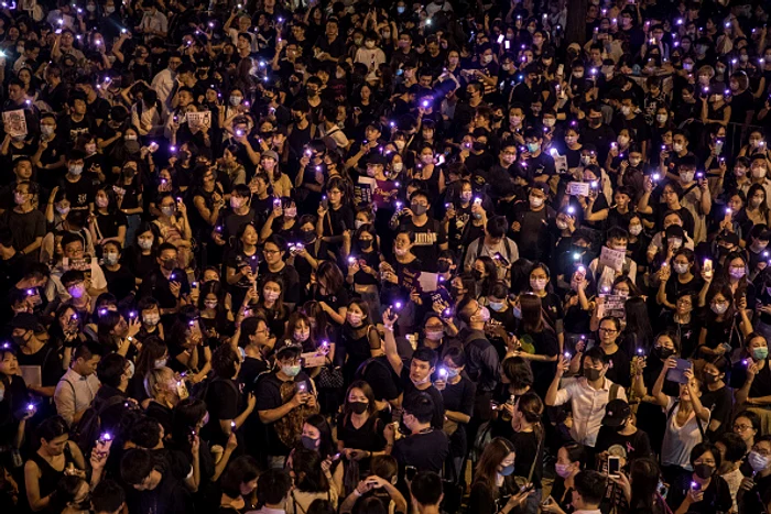 Zeci de mii de oameni au ieșit pe străzile din Hong Kong