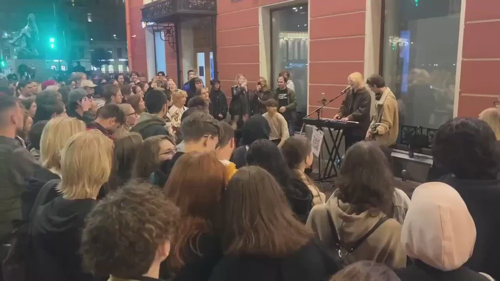 Doi tineri muzicieni arestați în Rusia pentru melodii anti-Kremlin au fugit din țară după eliberare