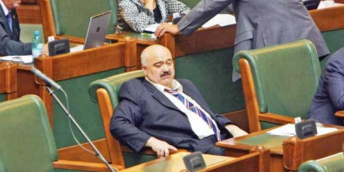 Senatorul Cătălin Voicu, pe punctul de a aţipi în prima zi de muncă după arest  