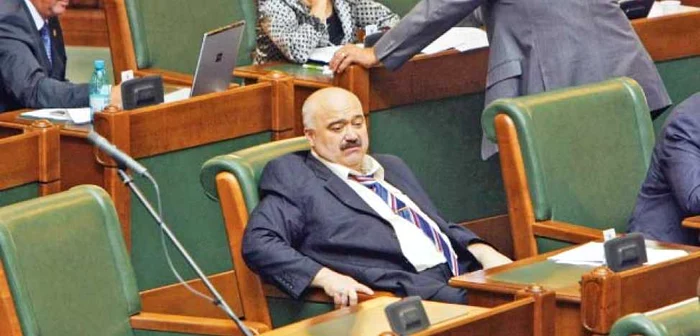 Senatorul Cătălin Voicu, pe punctul de a aţipi în prima zi de muncă după arest  