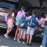 copii inghesuiti in masina FOTO jpg