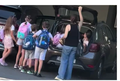 copii inghesuiti in masina FOTO jpg