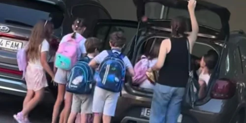 copii inghesuiti in masina FOTO jpg