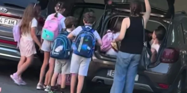 copii inghesuiti in masina FOTO jpg
