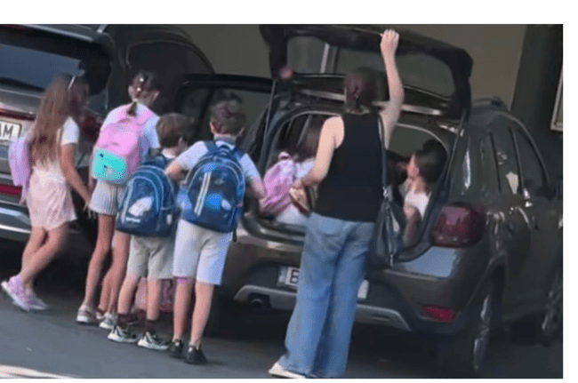 Peste 10 copii înghesuiți într-o mașină, unii în portbagaj. Explicația șefei afterschool-ului: „Au dorit să încerce”