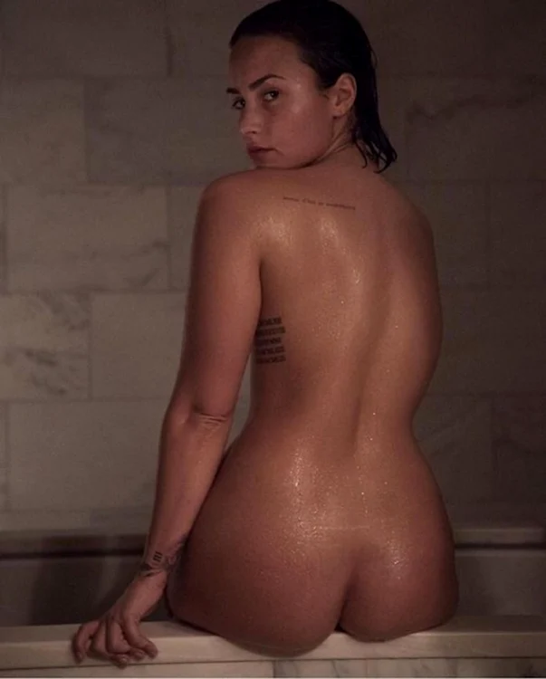 Demi Lovato a pozat îndrăzneţ