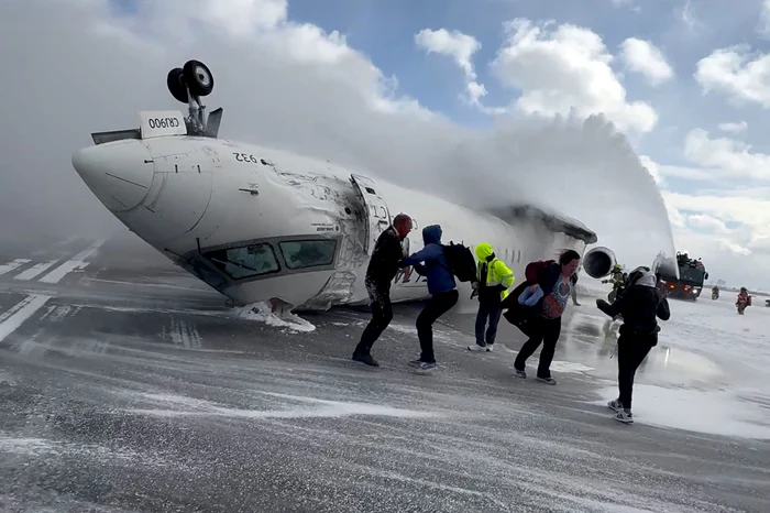 Acești pasageri n-au vrut să plece din avion fără bagajele de mână (Foto: captură video)