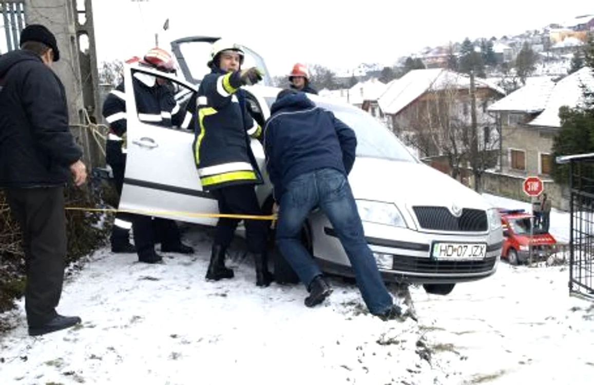 Şoferul ghinionist a fost la un pas să ajungă cu autoturismul în râpă.