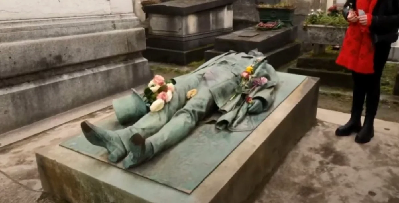 Mormântul jurnalistului Victor Noir și legenda fertilității / foto: captură video