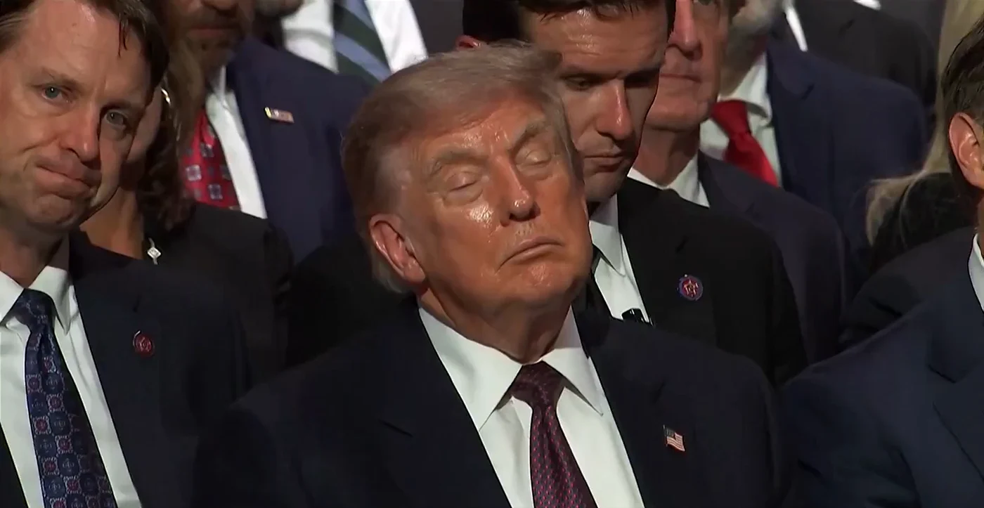 Donald Trump pare să fi ațipit la funeralii. FOTO: captură video X