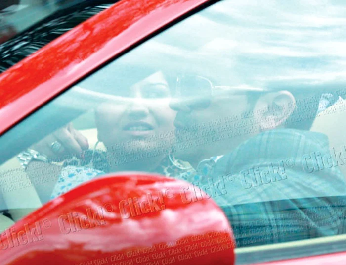 Cântăreţul, alături de soţia lui, Cati