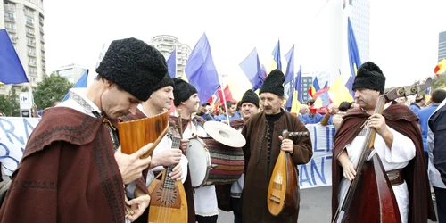 La marşul pentru unirea Basarabiei cu România au participat peste 1.500 persoane. Foto: Eduard Enea