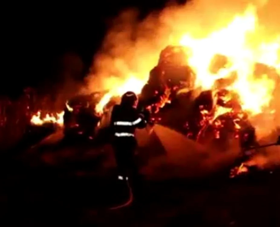În incendiu au ars 750 de tone de furajefoto: captură video