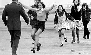 „Burst of Joy”, fotografie de Slava "Sal" Veder", Associated Press (© Wikimedia Commons)