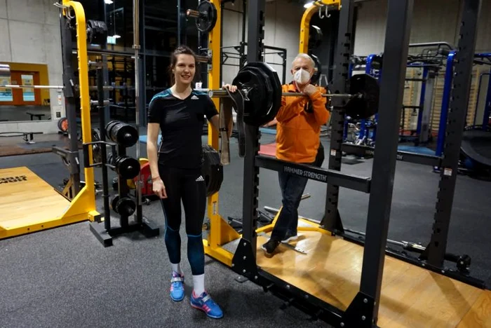 Alina Rotaru, alături de antrenorul ei, în sala de forță