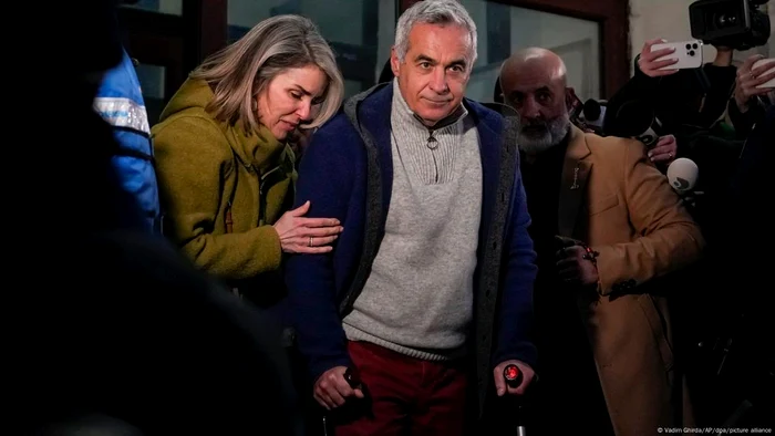 Călin Georgescu la ieşirea de la Parchet. În dreapta lui este soţia Cristela