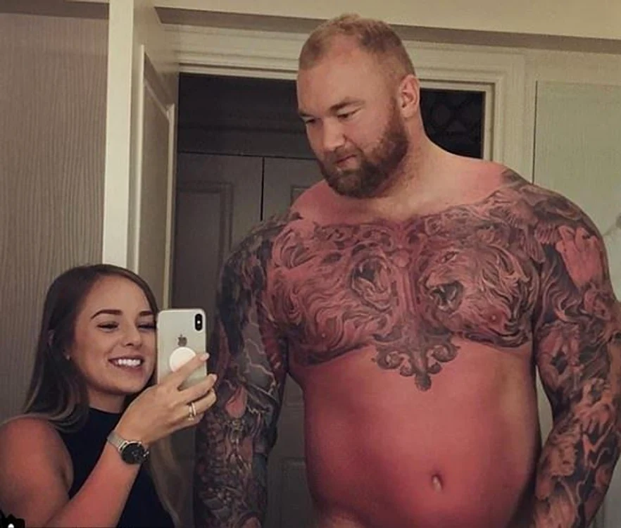 
    Thor Björnsson, „Muntele“ din „Urzeala tronurilor“, împreună cu ospătăriţa Kelsey Henson, cu care s-a însuratFoto: Instagram  