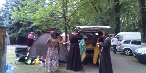 Preoții rămân peste noapte în parcul din vecinătatea Palatului Republicii