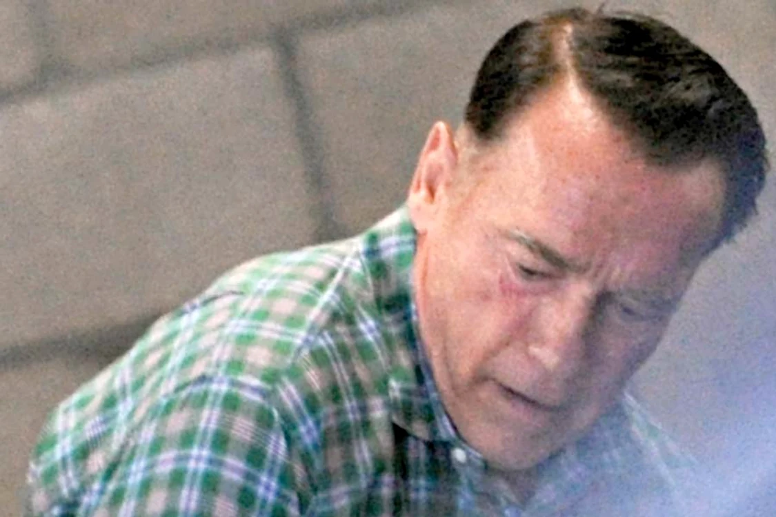 Arnold îşi etalează  mândru, într-o parcare din L.A, părul negru,  proaspăt vopsit (Fotografii: Guliver/Splashnews)