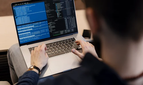 Programator IT Foto Freepik com jpg