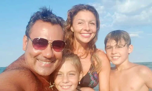 Ionuţ şi Doiniţa Dolănescu, cu doi dintre cei trei copii ai lor jpeg