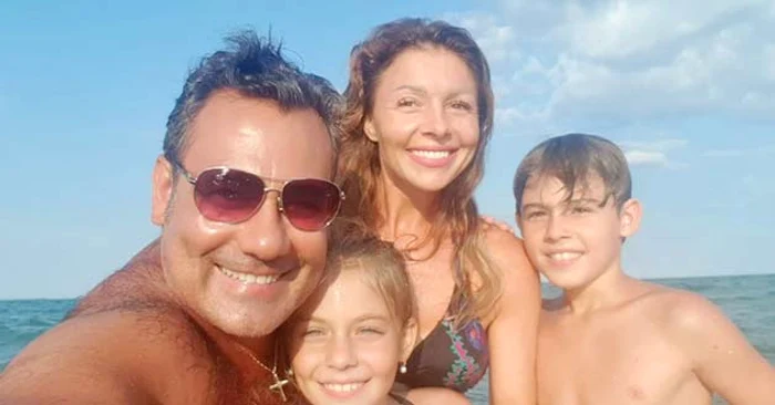 Ionuţ şi Doiniţa Dolănescu, cu doi dintre cei trei copii ai lor