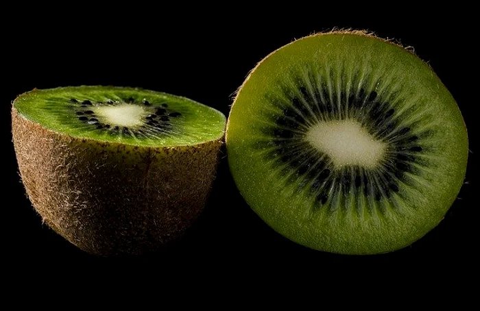 
    Kiwi este un fruct plin de vitamina C și de mare ajutor în reglarea tranzitului intestinalfoto: pixabay.com  