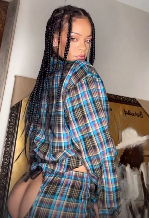 Rihanna şi-a făcut tatuajul în cinstea răposatei sale bunici