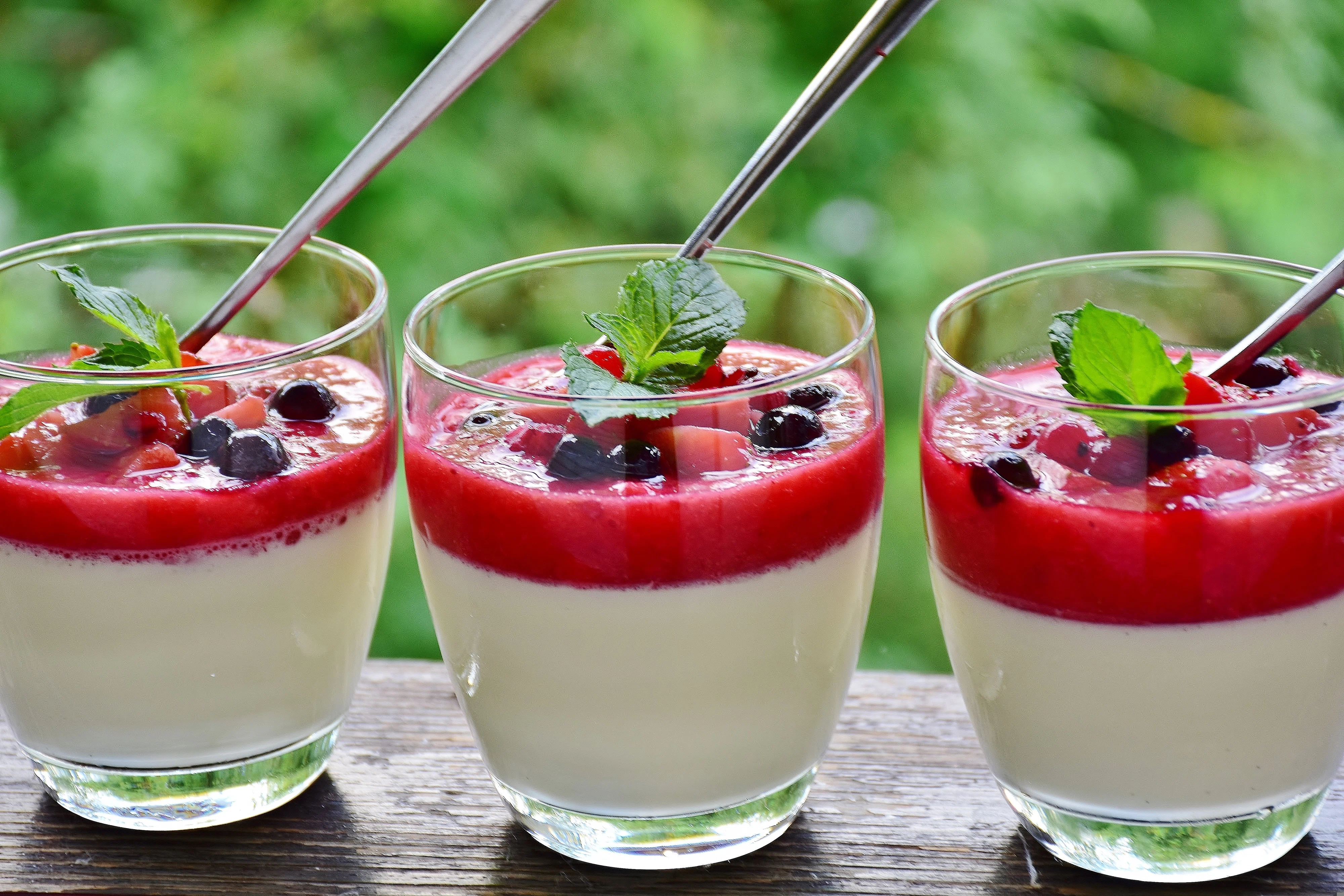 Cum se prepară panna cotta, desertul fin și elegant care cucerește lumea. Rețeta simplă cu doar câteva ingrediente, perfectă pentru vară