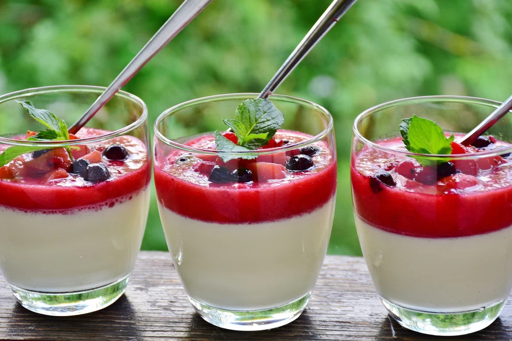 Cum se prepară panna cotta, desertul fin și elegant care cucerește lumea. Rețeta simplă cu doar câteva ingrediente, perfectă pentru vară