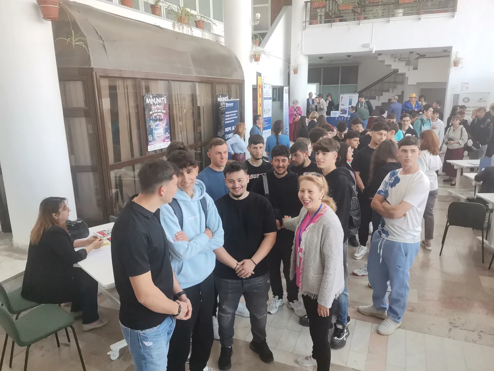 Șomeri de toate vârstele au venit să-și caute de lucru FOTO: Alina Mitran