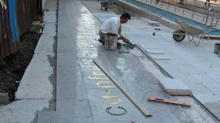 Unele lucrări din Piaţa Unirii s-au degradat înainte de a fi recepţionate Foto: Ştefan Borcea