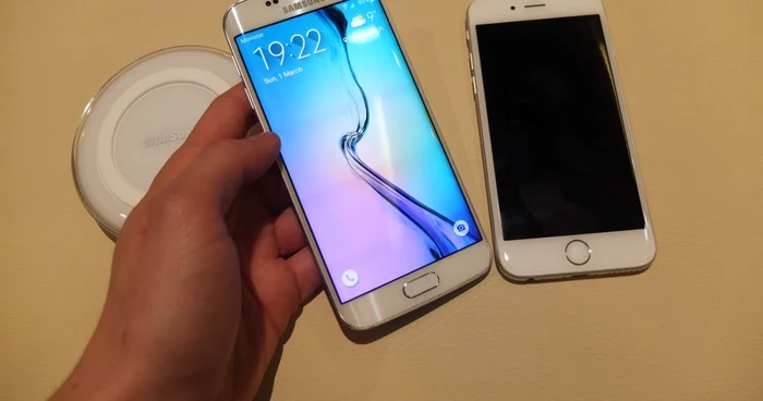 Samsung Galaxy S6 Edge lângă un iPhone 6 FOTO Vlad Andriescu