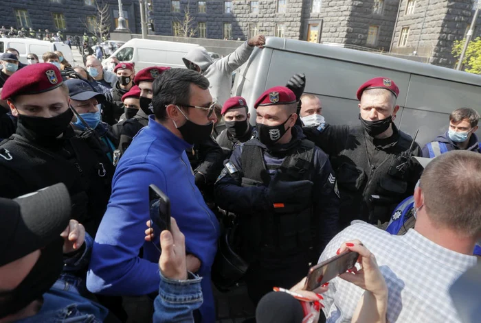 Antreprenor ucrainean reţinut în timpul unei acţiuni de protest faţă de măsurile anti-coronavirus FOTO EPA-EFE