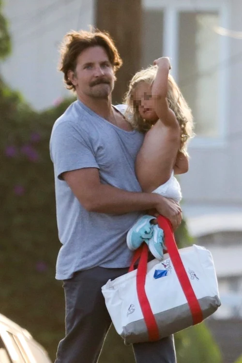 Bradley Cooper își ține fiica în brațe