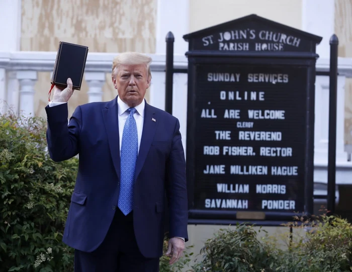 Preşedintele Donald Trump, cu biblia în mână în faţa Bisericii Preşedinţilor FOTO EPA-EFE