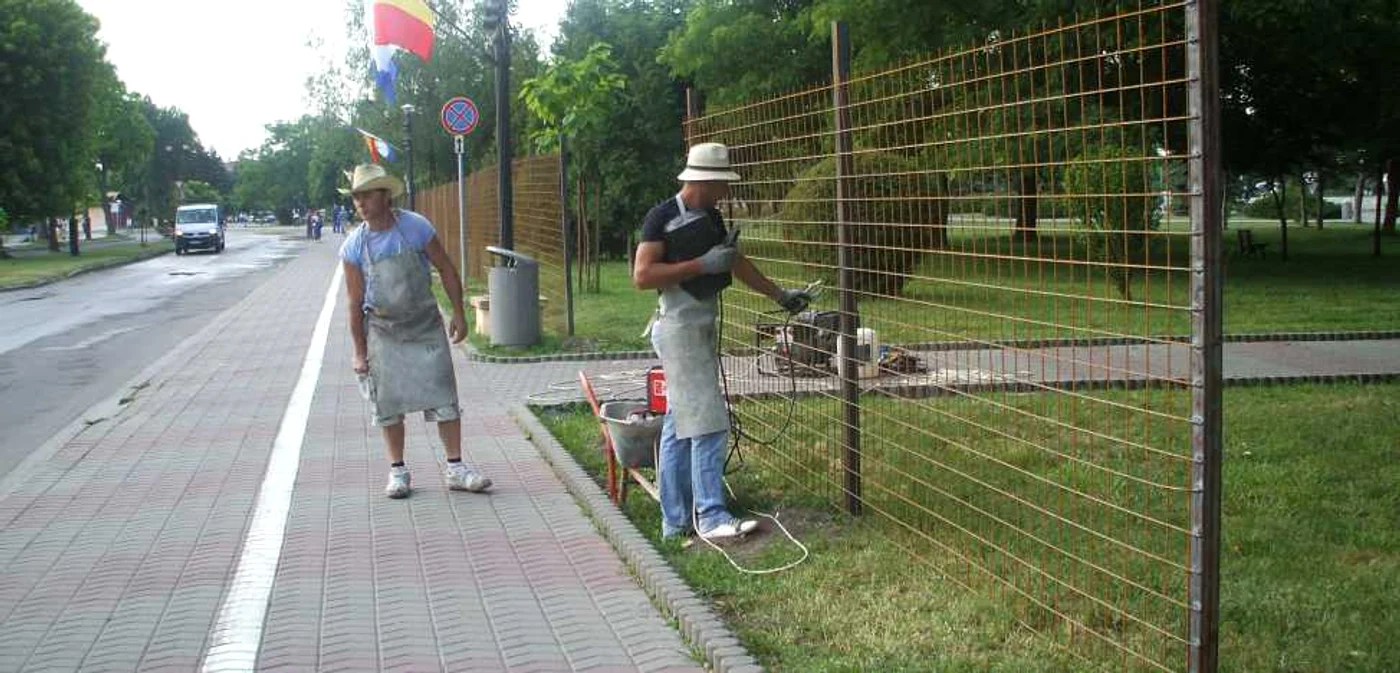Gardul de împrejmuire a şantierului a fost amplasat