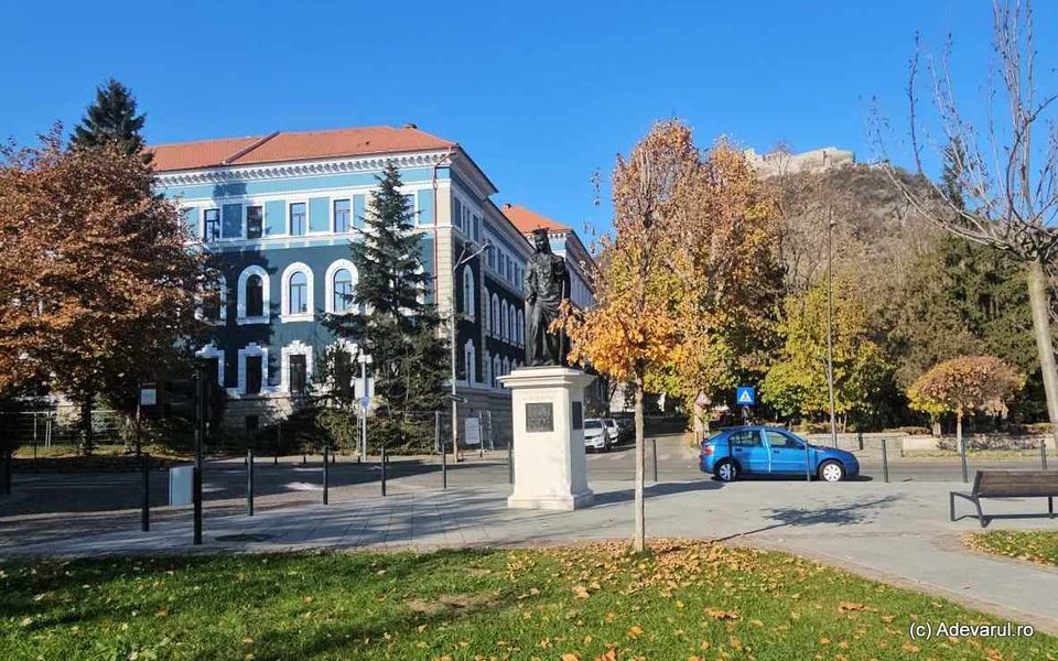 Palatul de justiție reabilitat după 120 de ani. Transformarea spectaculoasă a clădirii istorice de la poalele Cetății Devei