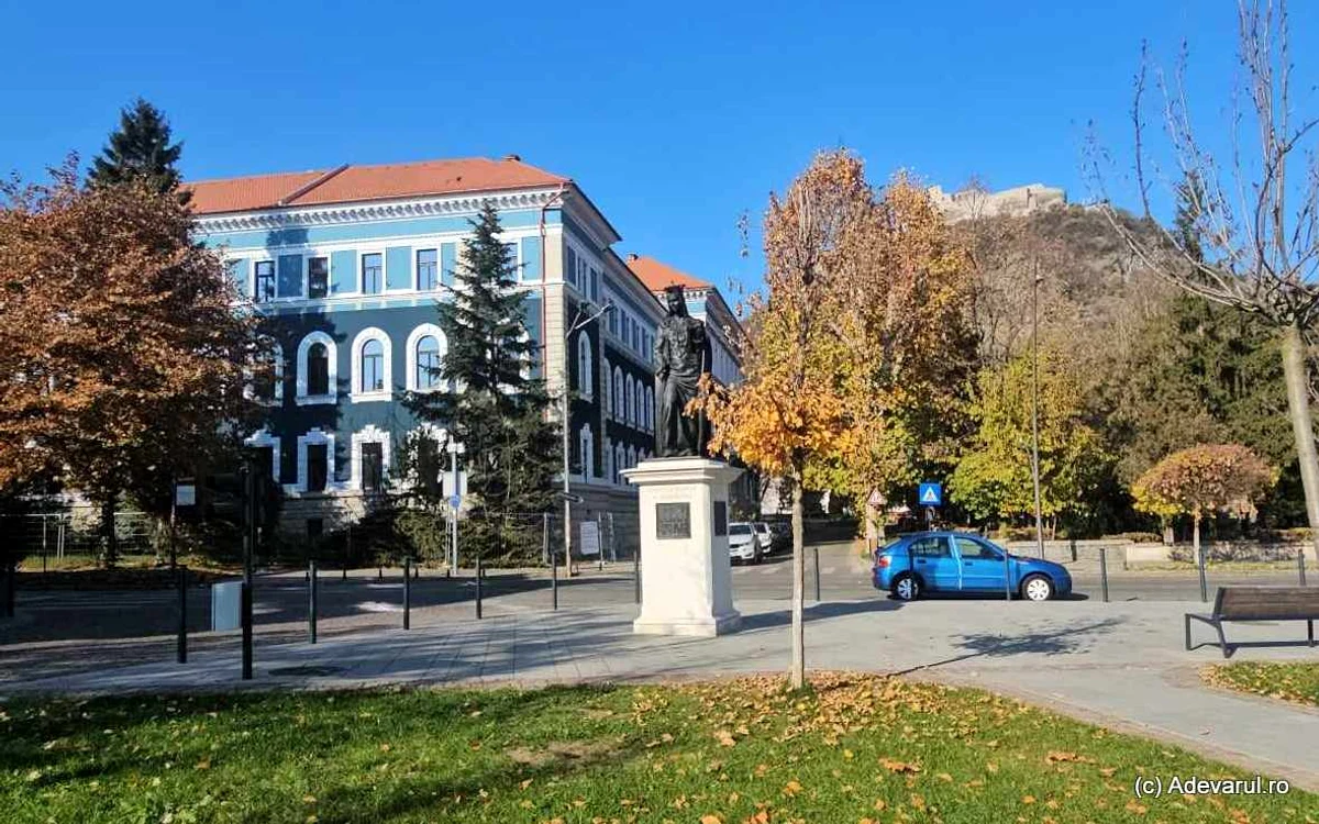 Palatul de Justiție de la poalele cetății Devei. Foto Daniel Guță. ADEVĂRUL