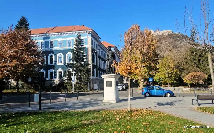 Palatul de Justiție de la poalele cetății Devei. Foto Daniel Guță. ADEVĂRUL