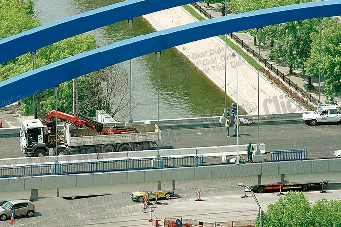 Pe sub pasaj circulaţia auto va fi în continuare deviată pentru executarea celui de-al doilea pod (Fotografii: Dorin Constanda)