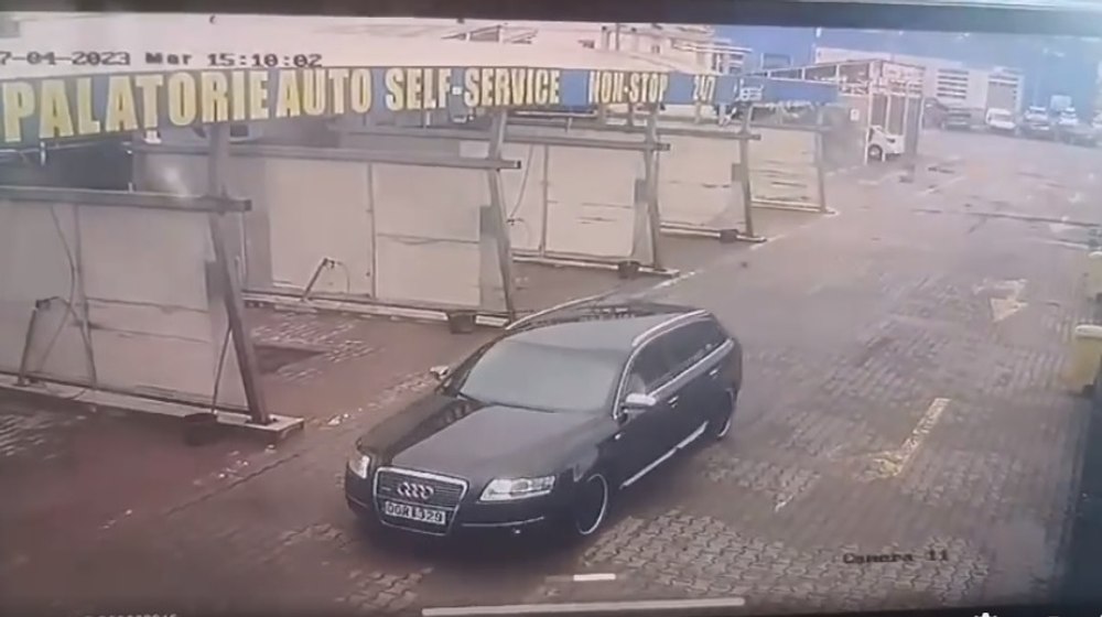 Hoțul cu Porsche, care a furat un mop și o găleată dintr-o spălătorie, a revenit la locul faptei. De data asta a schimbat mașina VIDEO