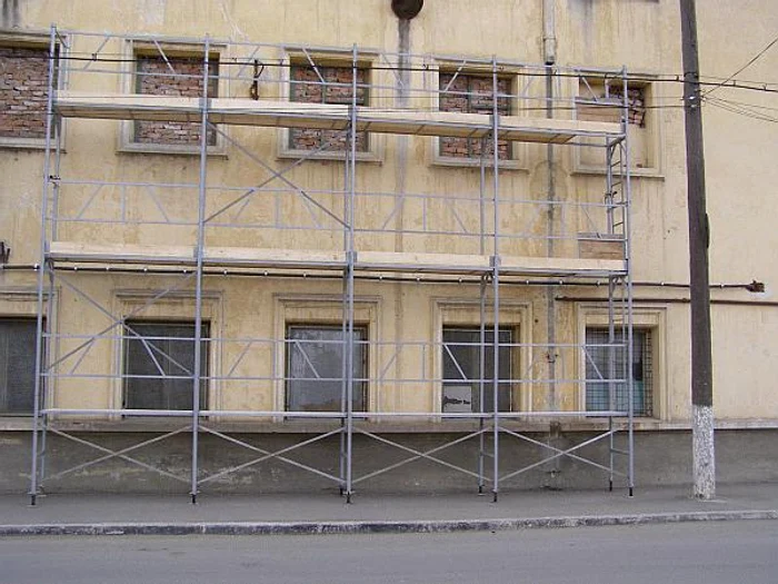 
    Nu se cunosc motivele prăbuşirii schelei  