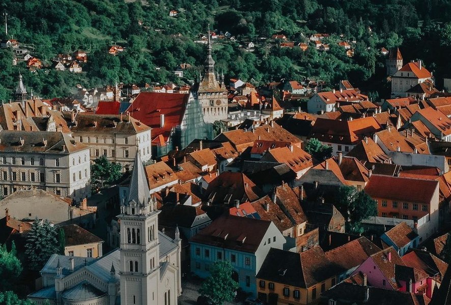 La pas prin Cetatea Sighișoara. Lucruri pe care le vezi numai în orașul-muzeu cu farmec medieval FOTO VIDEO
